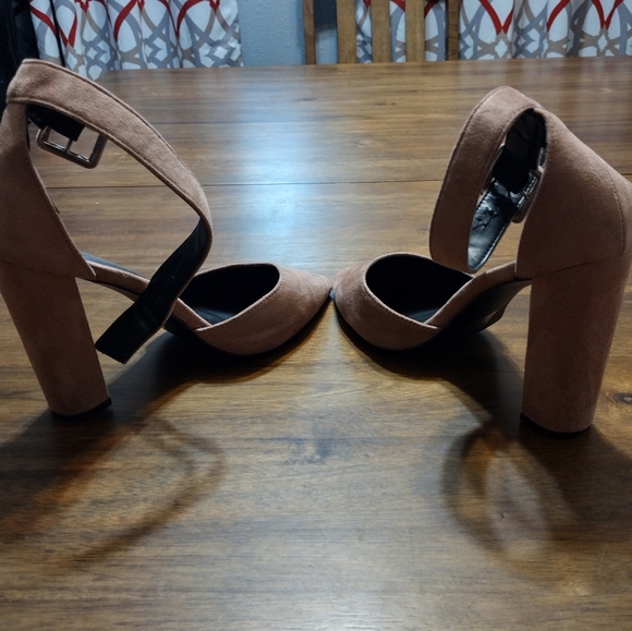 So me blush wide band heels - Picture 5 of 6